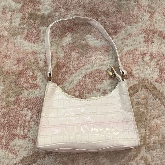 white faux alligator skin purse/clutch. - Picture 3 of 3
